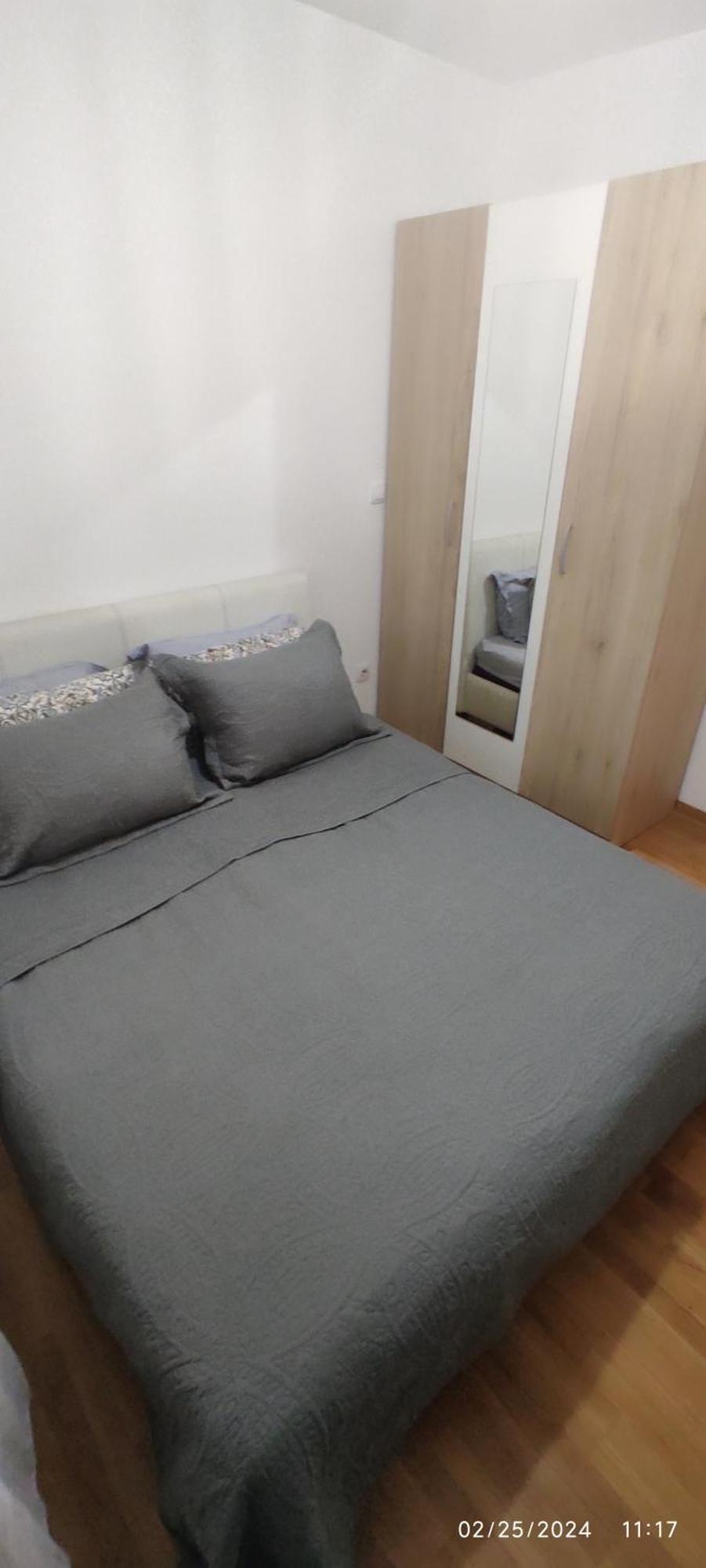 Leonis Apartment *