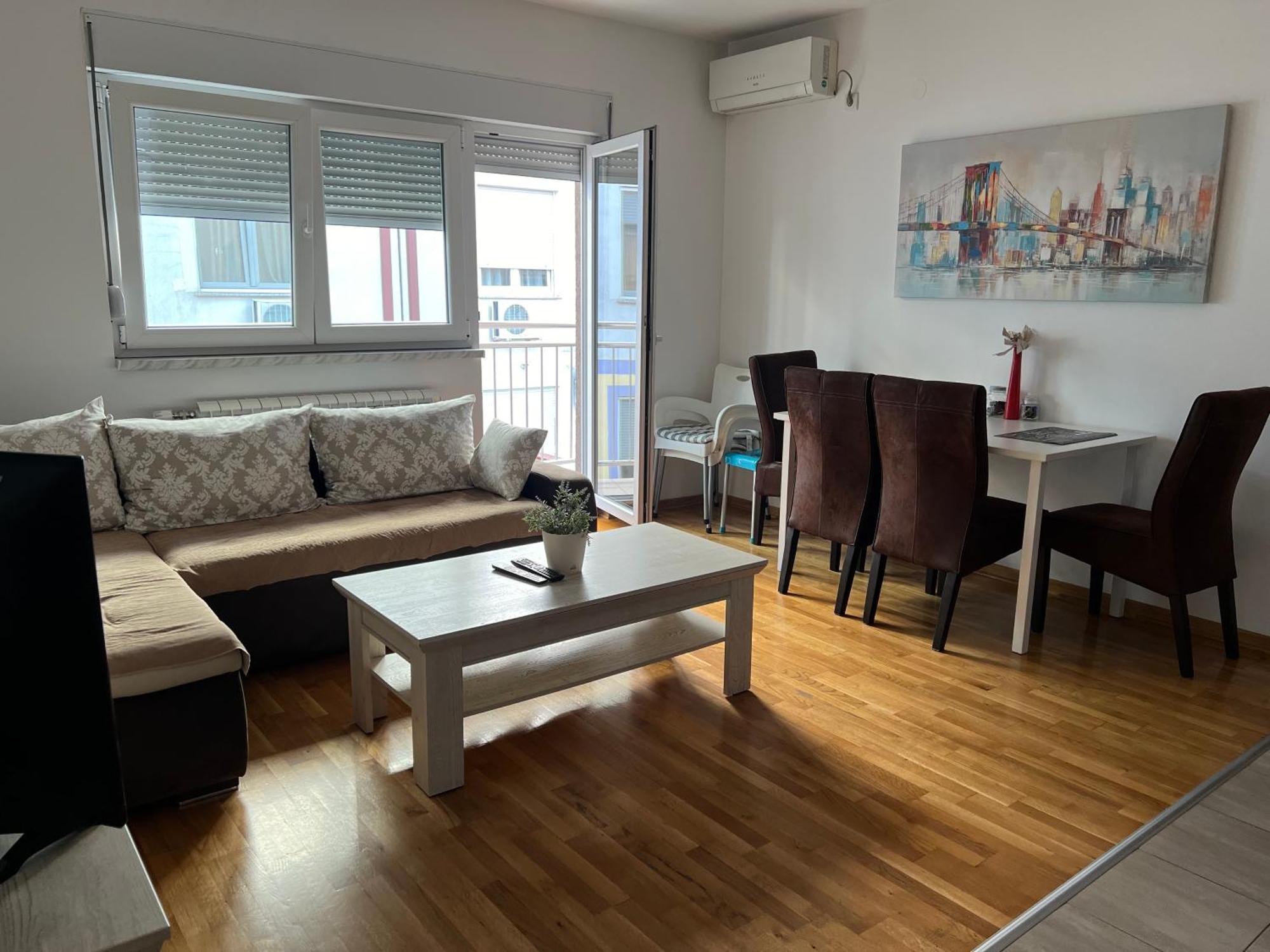 Leonis Apartment