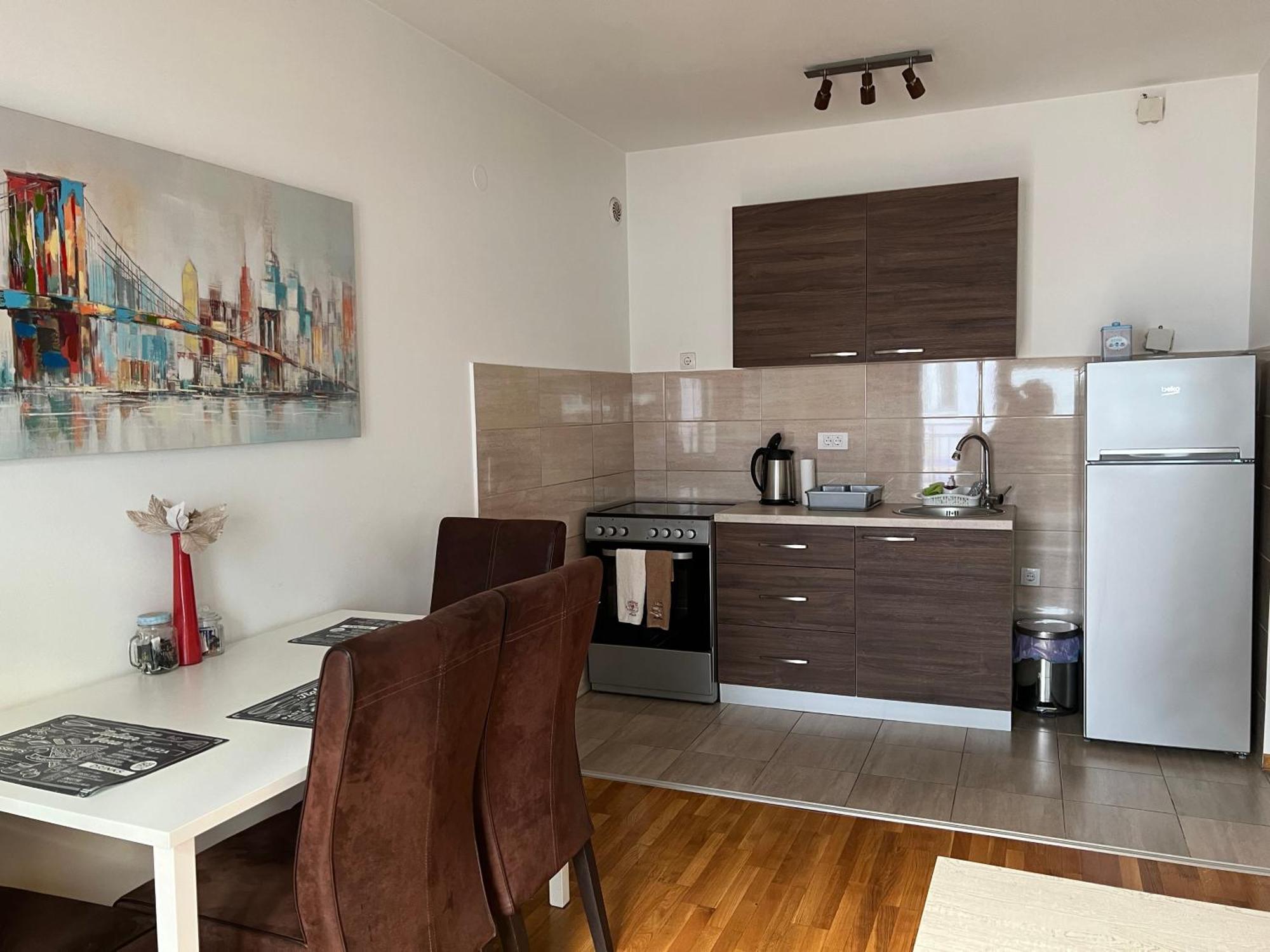 Leonis Apartment *
